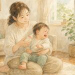 保育園入園前、哺乳瓶を飲まないとき。お母さんが哺乳瓶を差し出し、1歳くらいの子どもが泣いて顔をそむけている、やわらかな水彩イラスト。宮崎・もあな助産院。