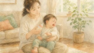 保育園入園前、哺乳瓶を飲まないとき。お母さんが哺乳瓶を差し出し、1歳くらいの子どもが泣いて顔をそむけている、やわらかな水彩イラスト。宮崎・もあな助産院。